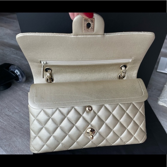 Metallic caviar quilted medium double flap gold - Picture 7 of 8